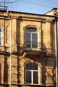 Vul. Doroshenka, 54. 2nd and 3rd floor windows on a lateral facade section