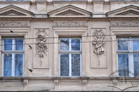 Vul. Krushelnytskoi, 15. 2nd floor windows with authentic woodwork