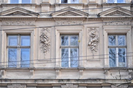 Vul. Krushelnytskoi, 15. 2nd floor windows with authentic woodwork