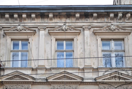 Vul. Krushelnytskoi, 15. 2nd floor windows with authentic woodwork