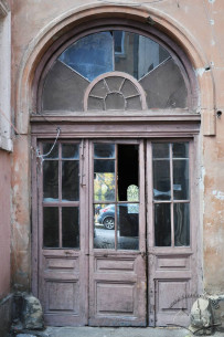 Vul. Krushelnytskoi, 17. The gate leading from the passageway to the courtyard