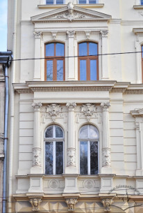 Vul. Krushelnytskoi, 17. Lateral windows on the 2nd and 3rd floors