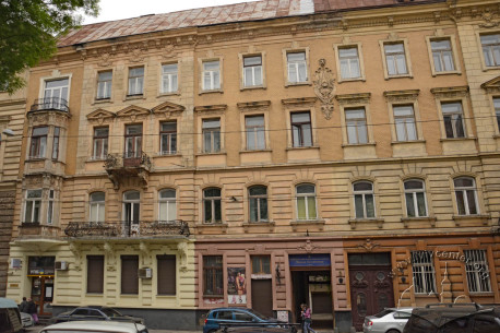 Vul. Lystopadovoho Chynu. Building #3's principal facade (on the left)