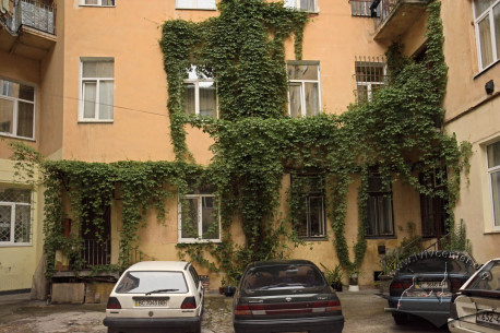 Vul. Lystopadovoho Chynu, 3. Courtyard