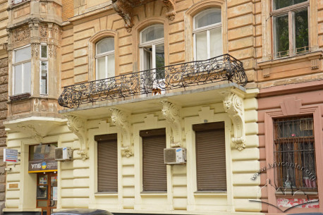 Vul. Lystopadovoho Chynu, 3. A psrt of the principal facade