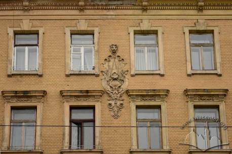 Vul. Lystopadovoho Chynu, 3 and 5. Windows of both buildings (3rd and 4th floor), with a cartouche in-between