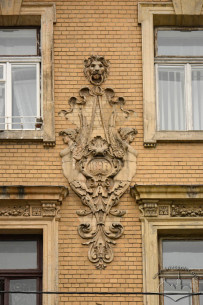 Vul. Lystopadovoho Chynu, 3-5. Cartouche featuring the construction end date of the buildings