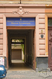 Vul. Lystopadovoho Chynu, 3. Gate and the passageway to the internal courtyard