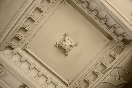Vul. Lystopadovoho Chynu, 3. Moulded ceiling decoration in the passageway