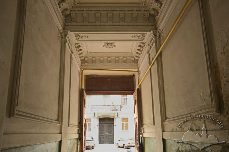 Vul. Lystopadovoho Chynu, 3. The passageway interior, looking towards the streets
