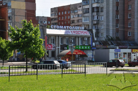Вул. Довженка, 2-8. Вигляд частини торгово-побутового центру з просп. Червоної Калини