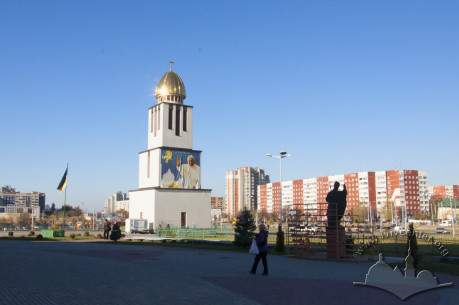 Prosp. Chervonoyi Kalyny, 70. The bell tower. On the background, apartment buildings on prosp. Chervonoyi Kalyny #61 and #77.