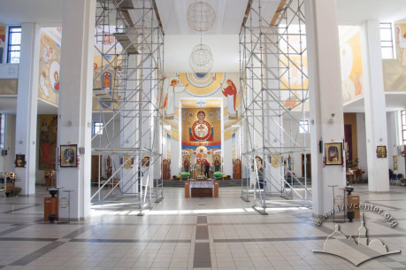 Prosp. Chervonoyi Kalyny, 70. Interior of the church. A view towards the altar