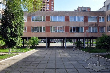 Вул. Зубрівська, 30. Південна частина будівлі, вигляд з внутрішнього подвір'я