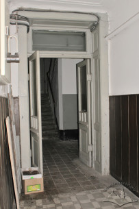 Vul. Doroshenka, 75. Internal doors leading from the entry hall to the staircase