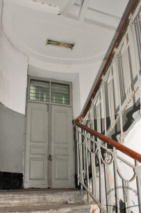 Vul. Doroshenka, 75. The staircase and the doors to a gallery