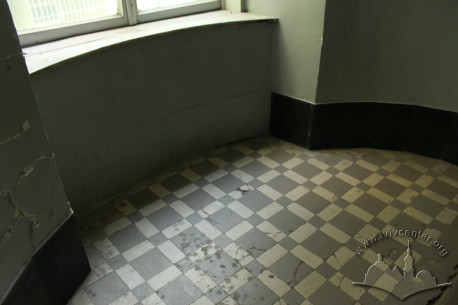 Vul. Doroshenka, 75. Floor tiles on a stair landing