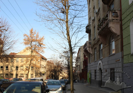 A view of vul. Doroshenka towards the city center. On the right, building no. 75