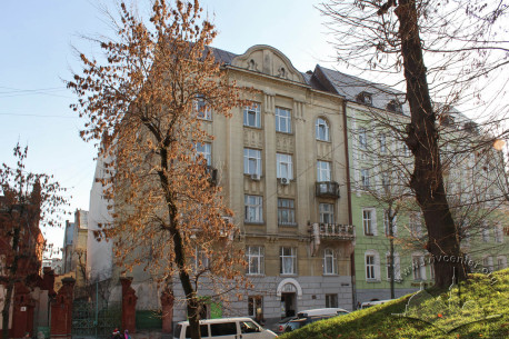 Vul. Doroshenka, 75.