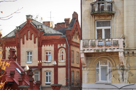 Part of the main facade of the building at vul. Doroshenka, 75. On the left, the former Masłowski villa