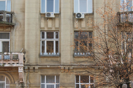 Vul. Doroshenka, 75. A part of the building's principal facade. In the center, the 2nd floor windows
