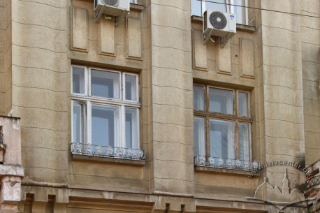 Vul. Doroshenka, 75. Authentic windows on 2nd floor