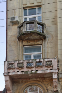 Vul. Doroshenka, 75. Balconies on 2nd and 3rd floors