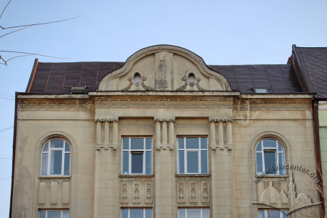 Vul. Doroshenka, 75. The top of the principal facade