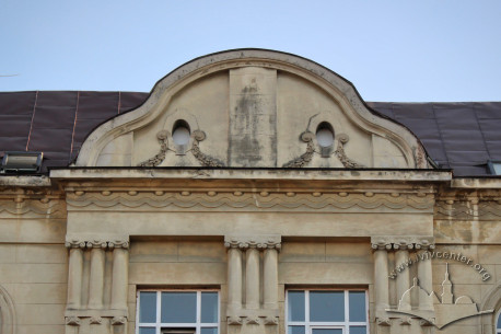 Vul. Doroshenka, 75. The central attic