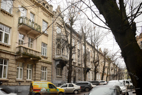 Vul. Grunvaldzka, 10. The residential building amidst neighboring towhouses. View towards vul. Konovaltsia