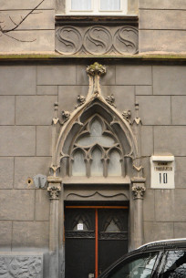 Vul. Grunvaldzka, 10. The decorated main entrance