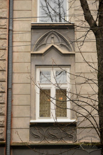 Vul. Grunvaldzka, 10. A second floor window