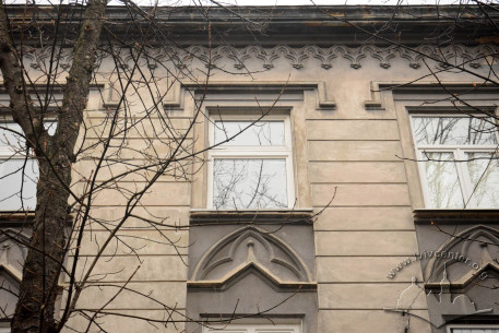 Vul. Grunvaldzka, 10. Third floor windows
