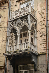 Vul. Grunvaldzka, 10. A second floor balcony