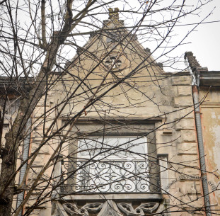 Vul. Grunvaldzka, 10. A gable on one side of the main facade