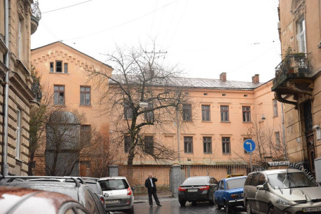 Vul. Kalicha Hora, 5. Part of the building (its main facade) as seen from vul. Stefanyka