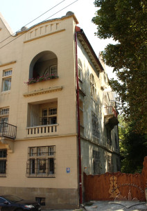 Vul. Kalicha hora, 11. The building's eastern corner with loggias