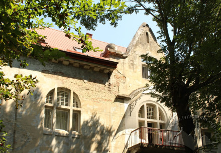 Vul. Kalicha hora, 11. A part of a lateral facade which faces the Citadel hill. A 3rd floor window and a gable are seen
