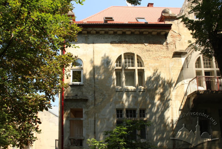 Vul. Kalicha hora, 11. Part of the building's lateral facade with 2nd and 3rd floor windows