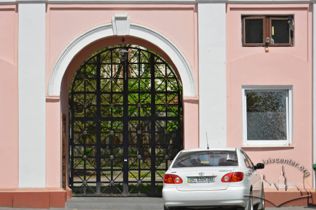Vul. Pekarska, 59. The gate