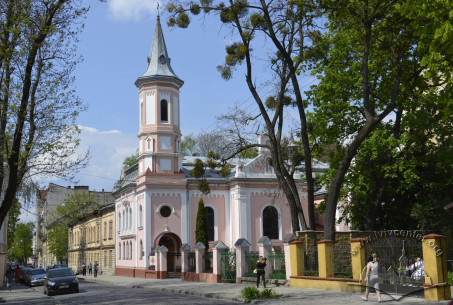 Vul. Pekarska, 59. An overall view of the church from the southeast