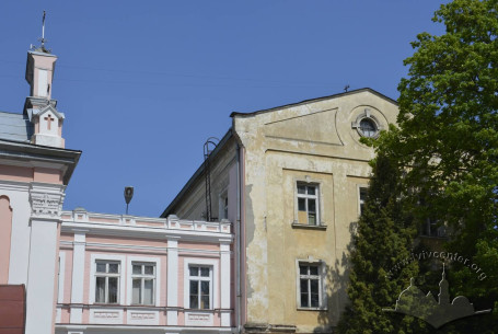 Vul. Pekarska, 59. Part of the southern facade. On the left, part of the so-called Gate building of the former monastery
