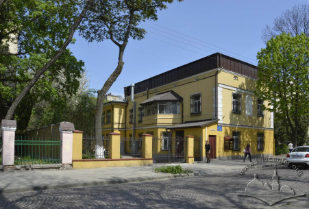 Vul. Pekarska, 61. A view of the building from the southwest