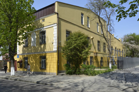 Vul. Pekarska, 61. A view from the southeast