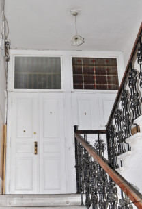 Vul. Krushelnytskoi, 19. Entrance to two apartments located on a floor