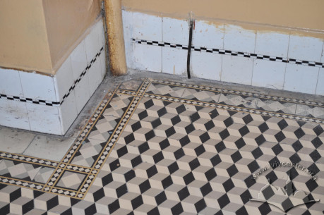 Vul. Krushelnytskoi, 19. Floor tiles on the stair landings