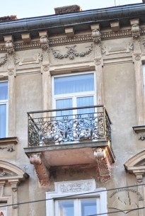 Vul. Krushelnytskoi, 19. A 3rd floor balcony