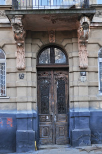 Vul. Krushelnytskoi, 19. The main entrance