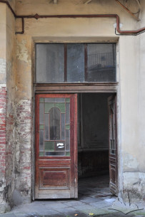 Vul. Krushelnytskoi, 9. Doors from the passageway to the courtyard
