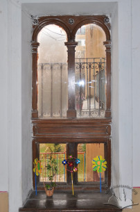 Vul. Krushelnytskoi, 9. The staircase window with carved woodwork